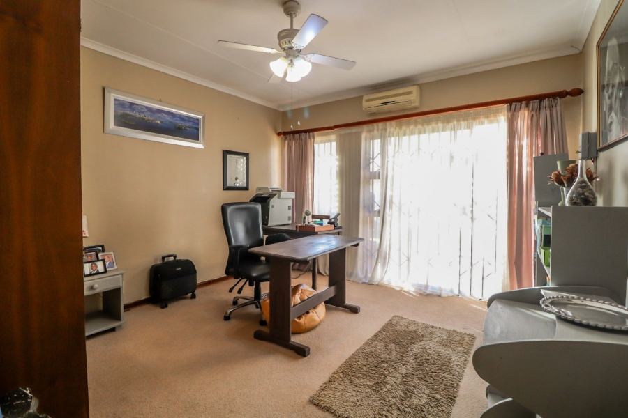 6 Bedroom Property for Sale in Heuwelsig Free State